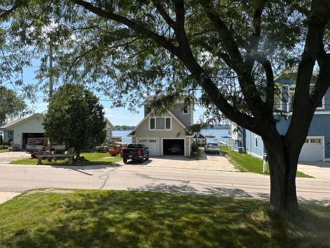 Building Photo - W267N2926 Peterson Dr