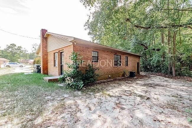 Building Photo - 700 Kester St