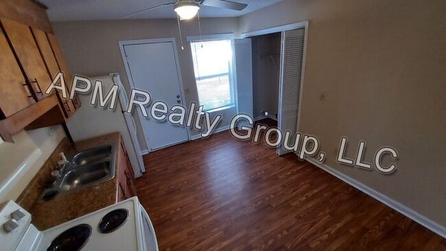 Building Photo - Downstairs apartment off main Street