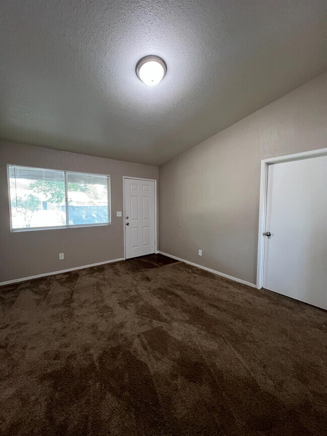 Foto del edificio - 1262 N Marks Ave