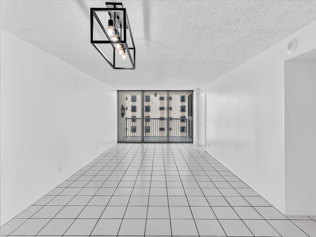 Building Photo - 2655 Collins Ave