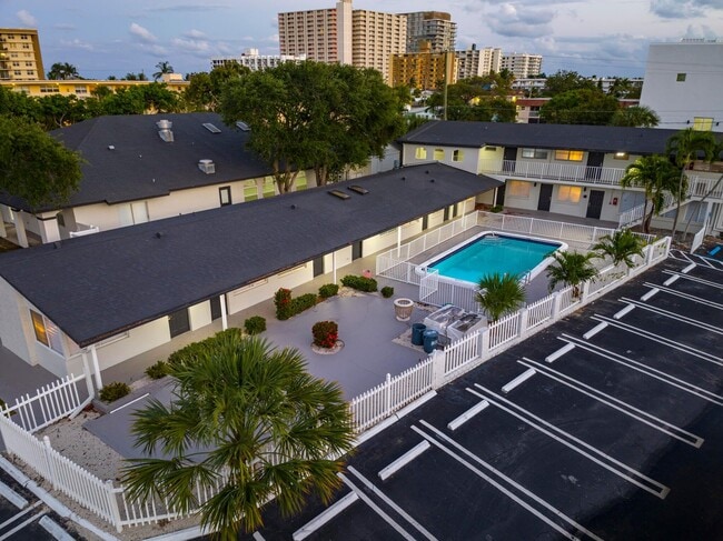 Building Photo - 1020 N Riverside Dr