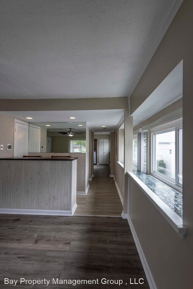 Building Photo - 3 br, 1 bath House - 17 Helicopter Dr