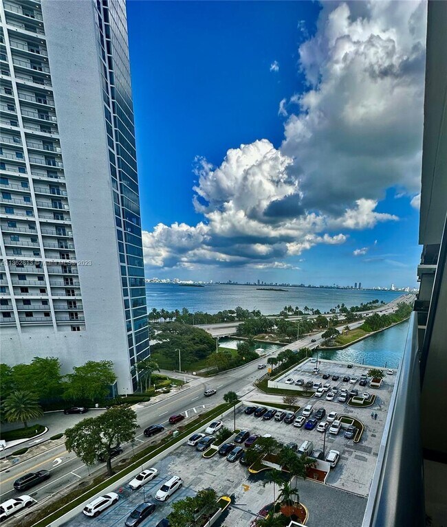 Foto del edificio - 600 NE 36th St