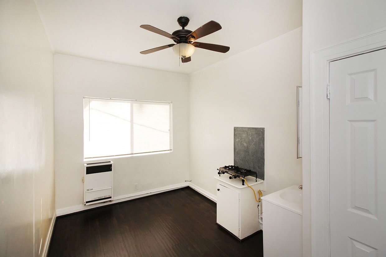 Primary Photo - 647 W 18th St