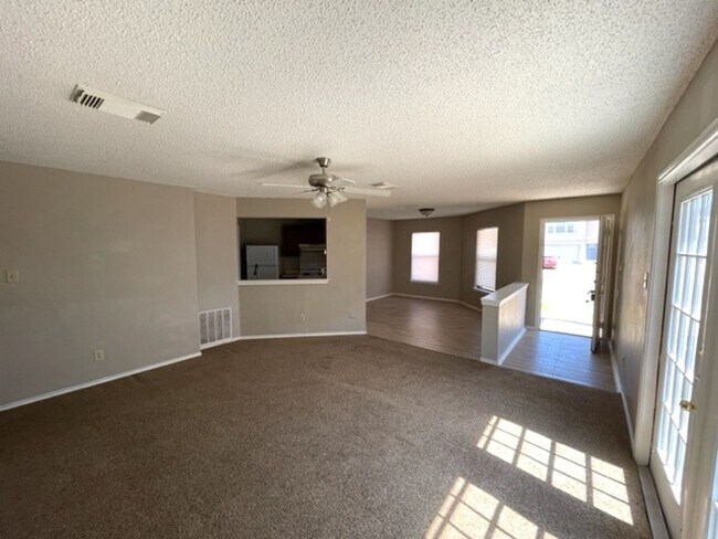 Foto del edificio - Move In Ready Well-Maintained 3-Bedroom Ho...