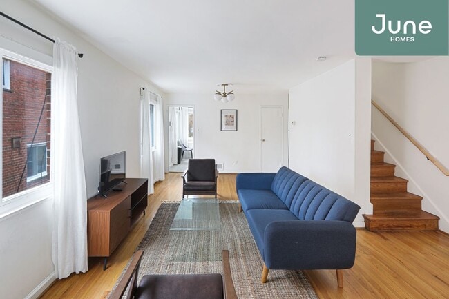 Building Photo - Queen room in 4-bed/2.5-bath Home