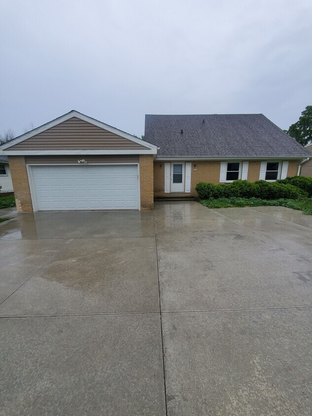 Foto principal - Cozy 2 bedroom upper unit in Racine