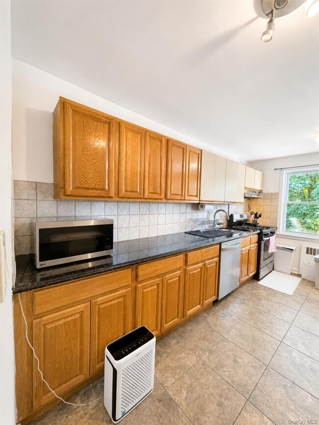 Foto del edificio - 43 1/2 Carpenter Ave