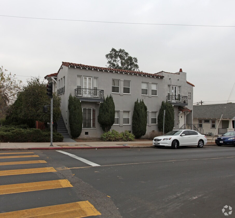 Foto principal - 1864-68 N Commonwealth Ave