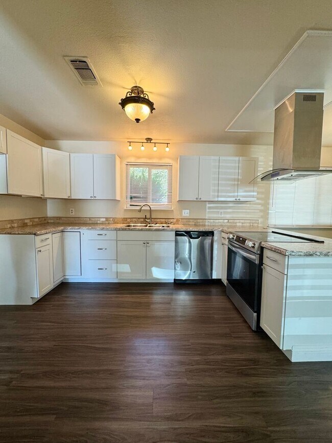 Foto del edificio - Check out this Charming Home w/ Upgrades!!