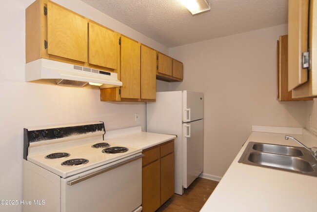 Building Photo - 4109 Spirea Dr