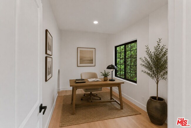 Foto del edificio - 1800 Benedict Canyon Drive