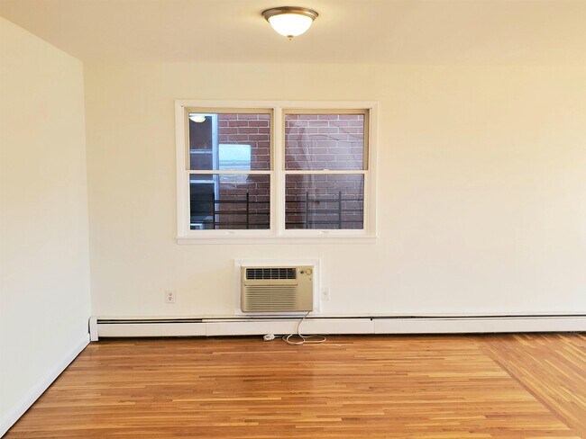 Building Photo - 1412 11th St