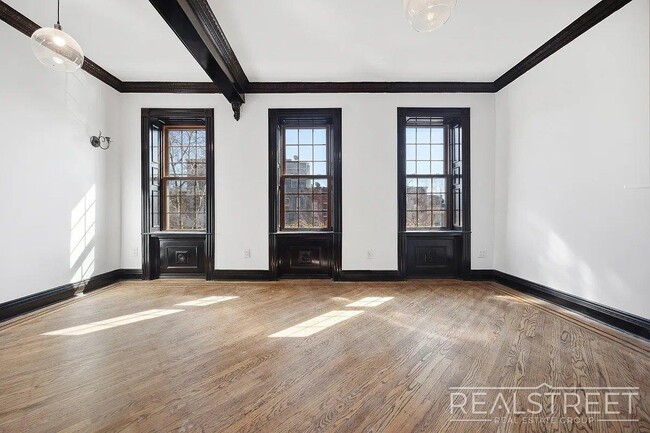 Foto del edificio - Timelessly Renovated Historic Triplex with...