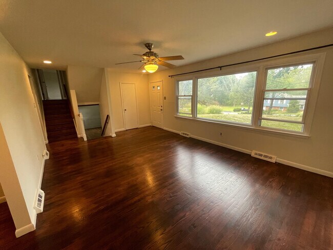 Building Photo - 419 Leslie Ln