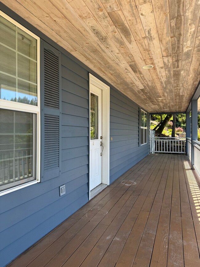 Building Photo - Beautiful large house in the South Hills!  $1,000 OFF YOUR FIRST MONTH'S RENT!