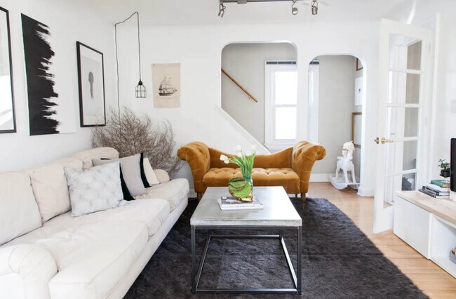 Living Room (past tenant) - 3128 Polk St NE