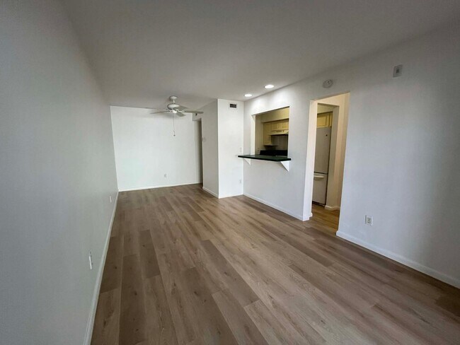 Building Photo - studio apartment