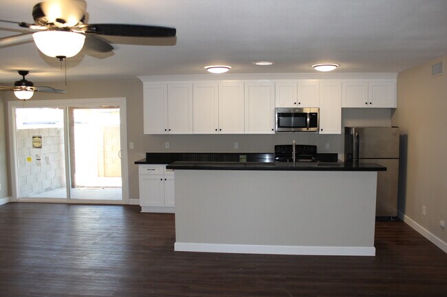 Kitchen / Great Room - 821 E Fountain St