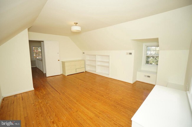 Building Photo - 5121 Saratoga Ave