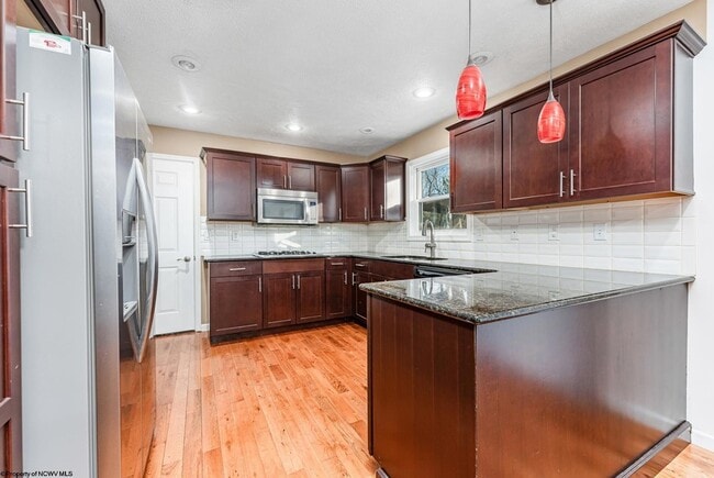 Building Photo - 670 Killarney Dr