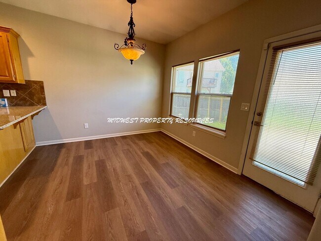 Foto del edificio - Beautiful 3 Bed, 2 Bath Ranch Home with Fireplace & Fenced Yard in Grandview!