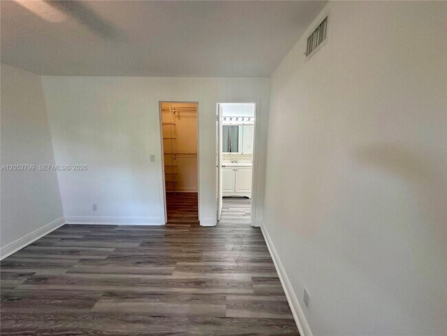 Foto del edificio - 8767 NW 39th St