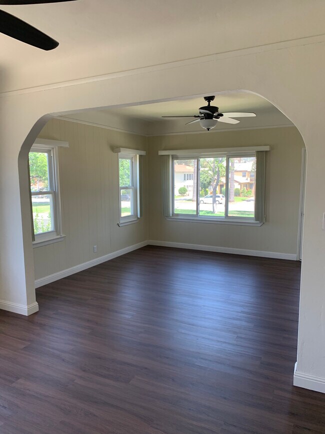 Building Photo - 802 W Glenoaks Blvd