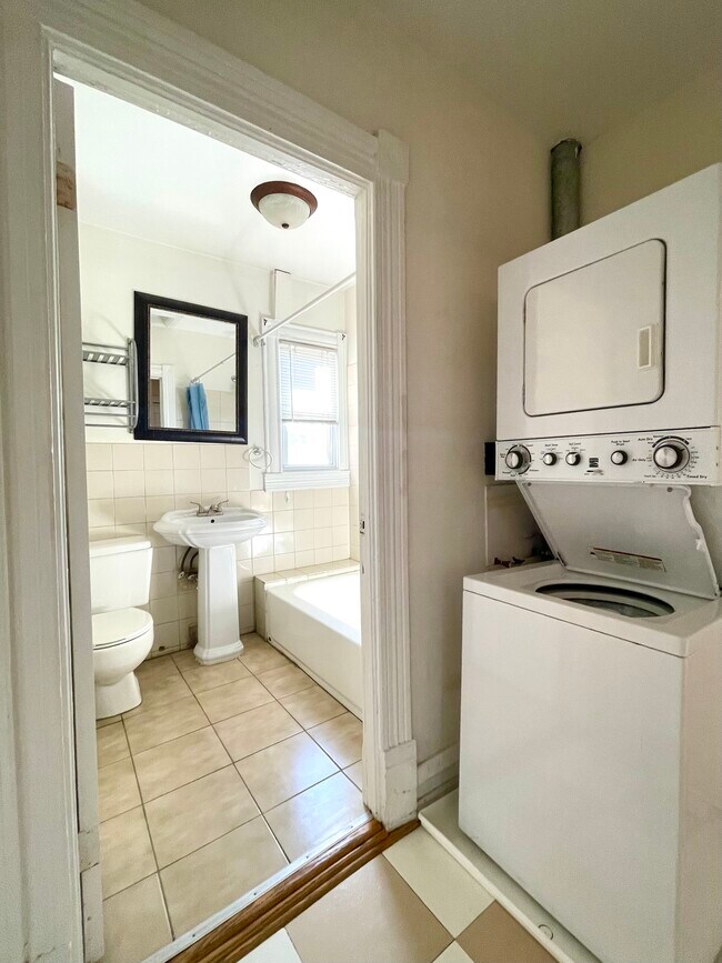 Foto del edificio - 824 Lowry Ave NE
