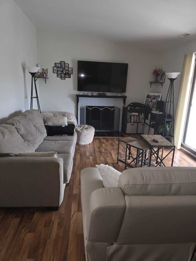 Building Photo - 9950 Treetop Dr