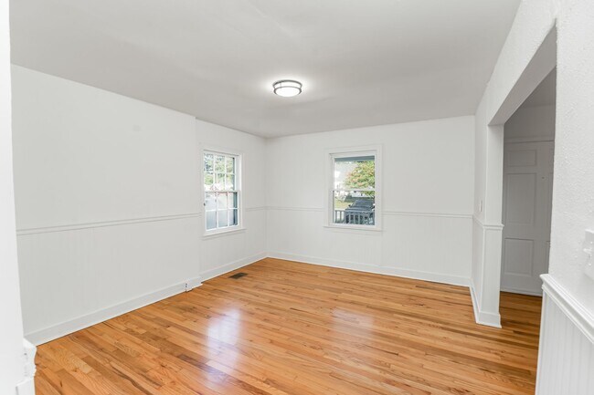 Building Photo - Pet friendly 3bed/1.5bath