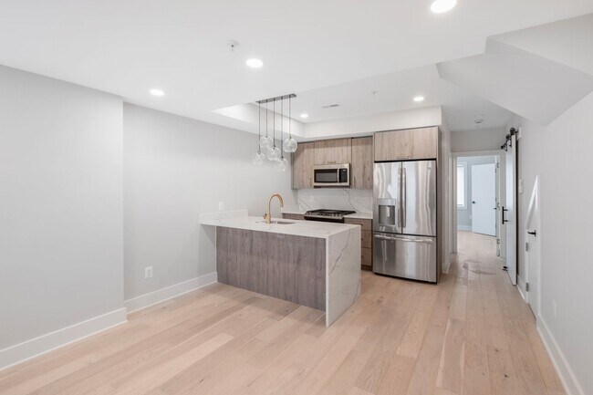 Building Photo - Stunning 2 BR/2 BA 2-Level Condo in Columb...