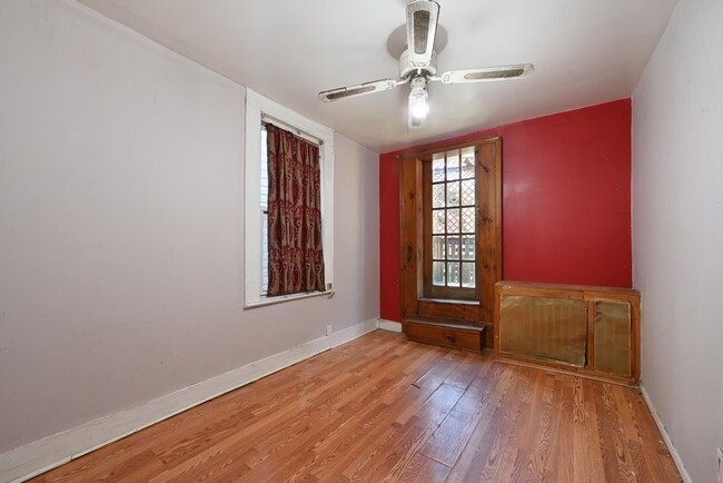 Building Photo - 319 5th St