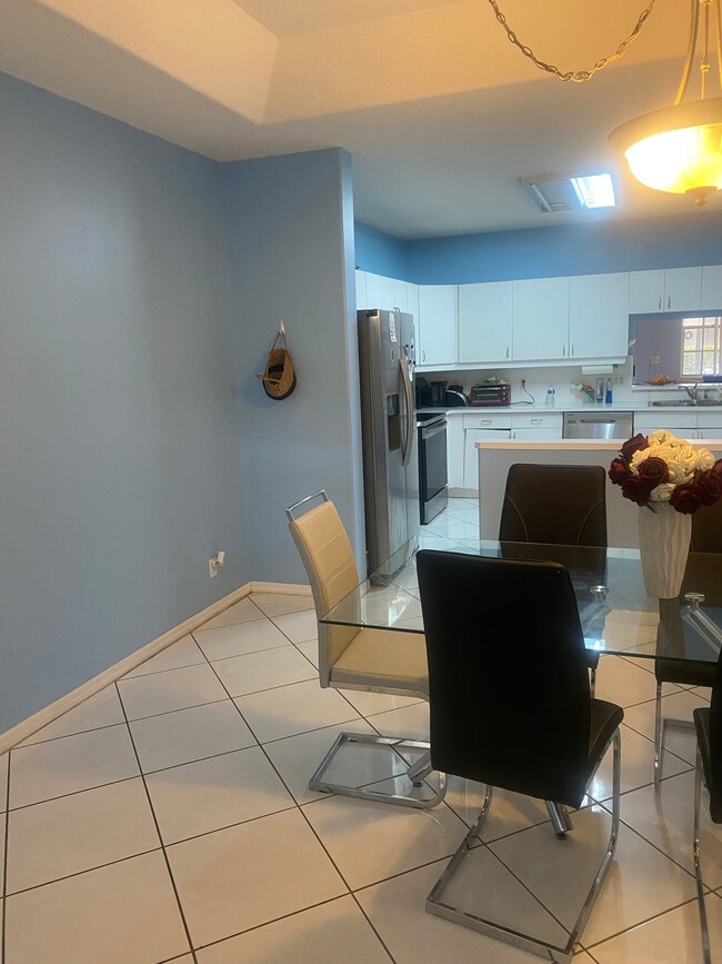 Building Photo - 9678 Royal Palm Blvd