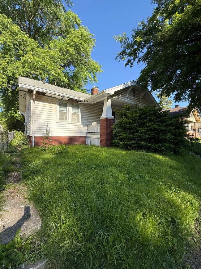 Foto del edificio - 1337 N Maple Ave