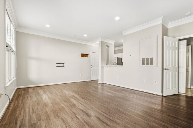 Foto del edificio - Charming 1-Bed, 1.5-Bath Apartment in Down...