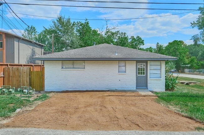 Building Photo - 301 S Magnolia St