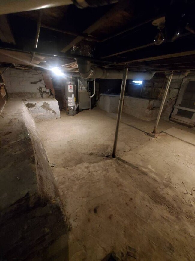 Building Photo - Charming 3-Bedroom Property in Prime Location (SECTION 8 VOUCHERS ACCEPTED)
