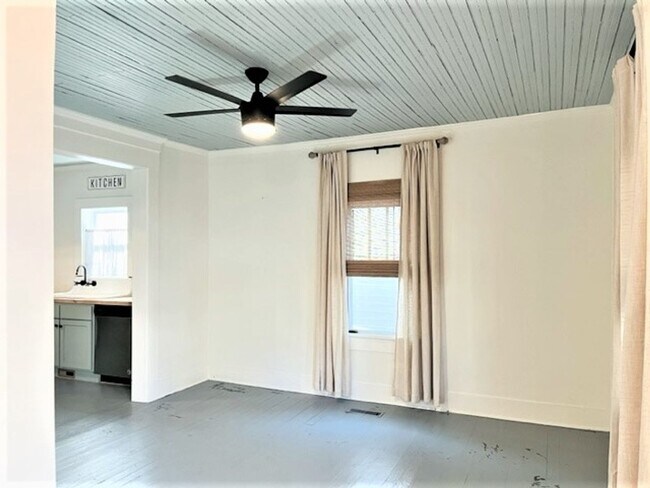 Foto del edificio - 602-604 W 10th St NE