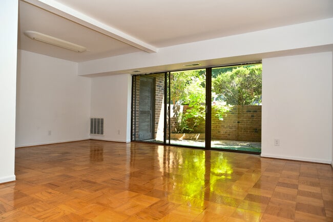 Building Photo - 7901 Dassett Ct
