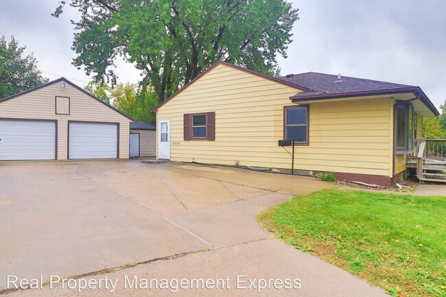 Building Photo - 3 br, 1 bath House - 2905 E 19th Street