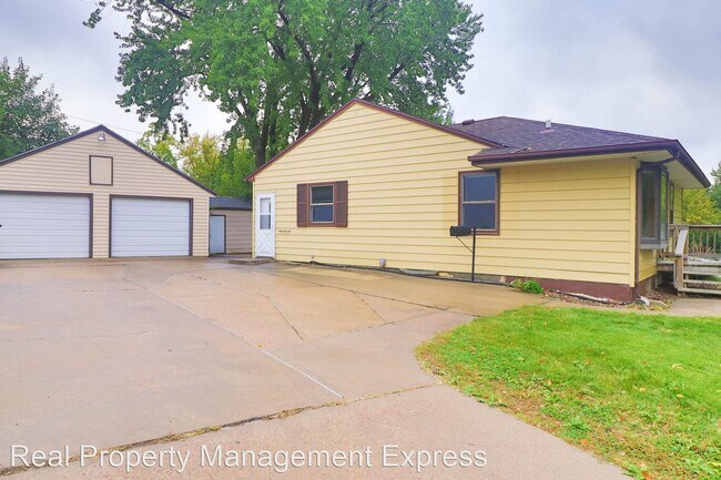 Foto del edificio - 3 br, 1 bath House - 2905 E 19th Street