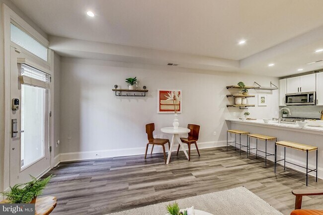 Foto del edificio - 819 D St NE