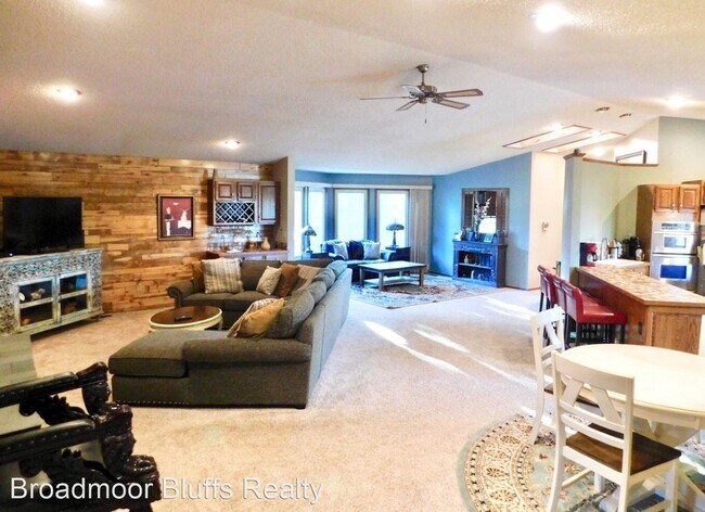 Building Photo - 5021 Cliff Point Cir W