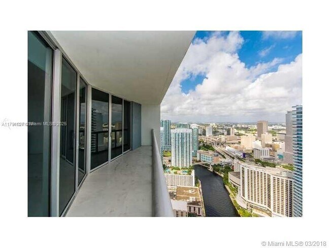 Foto del edificio - 475 Brickell Ave