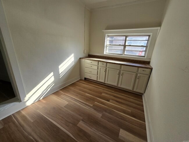 Building Photo - 709 W 44th St