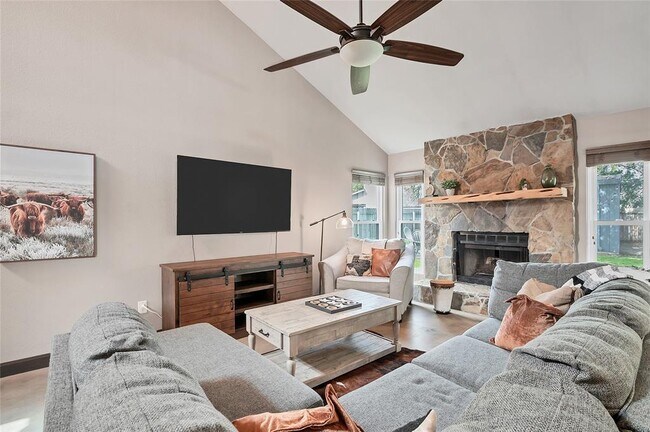 Foto del edificio - 901 Oakcrest Cir