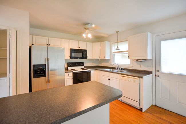 Foto del edificio - Adorable Townhouse in Rosemead Subdivision