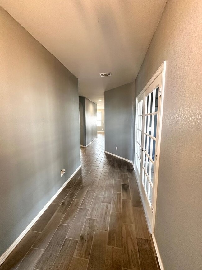 Building Photo - 4 Bed 2 Bath W/ BONUS ROOM Ready to Rent A...